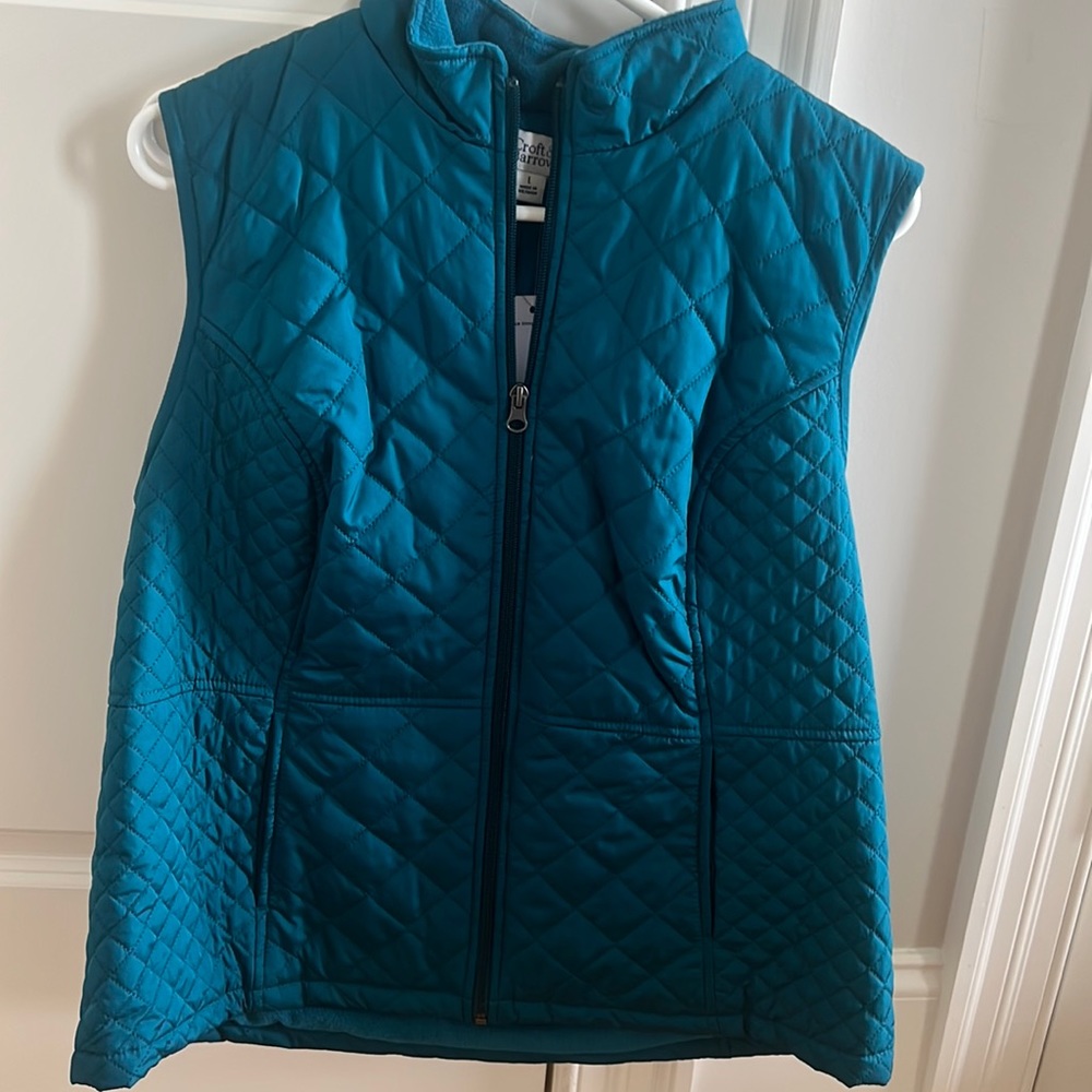 A turquoise vest